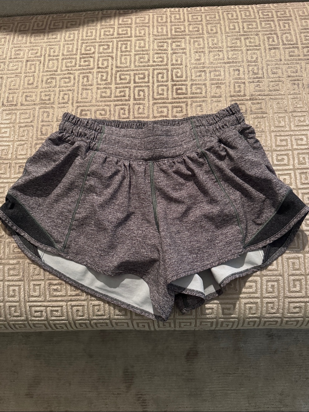 Lululemon Hot High-Rise Lined Short 2.5" sz  4  charcoal gray  great condition